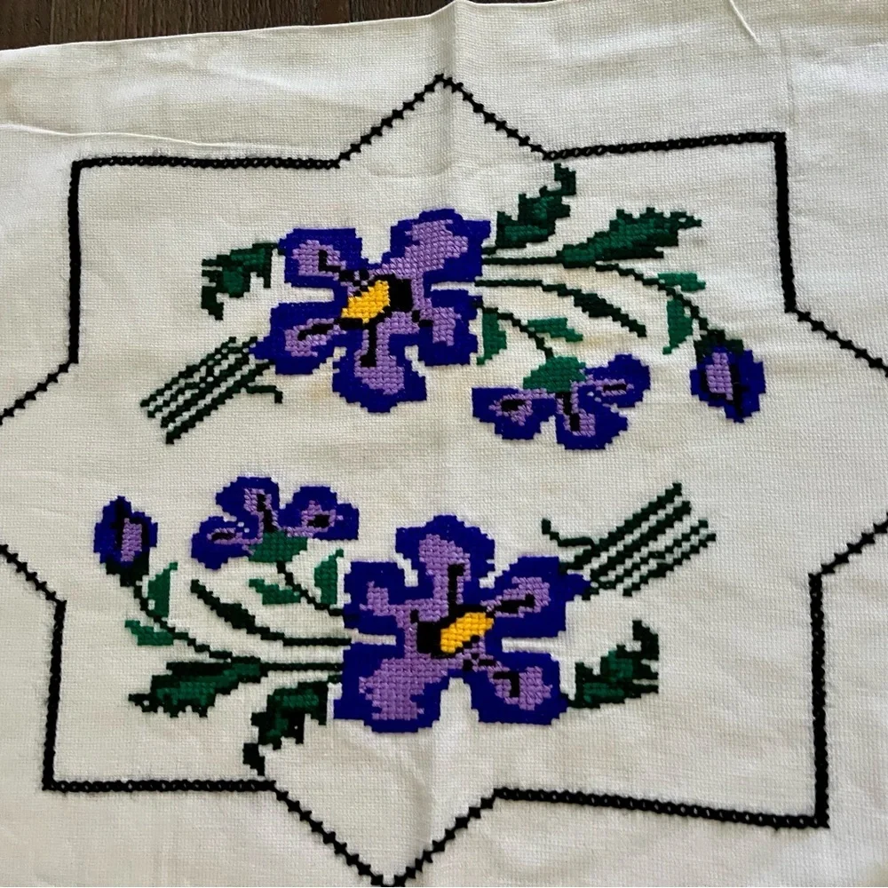Embroidered Floral Linens 17/25 inches